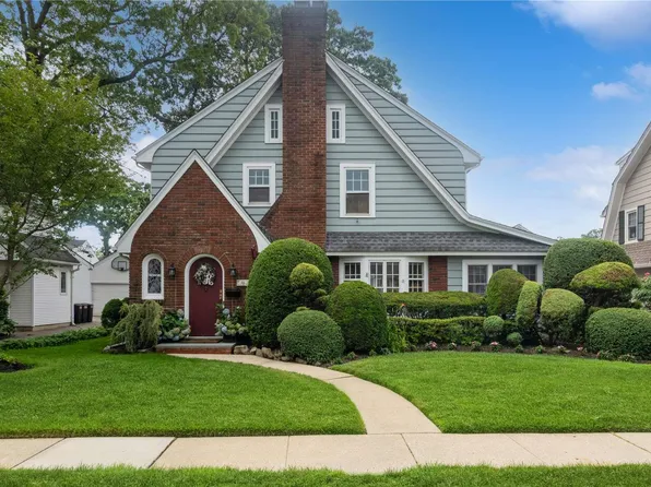 36 Wachusetts Street, Rockville Centre, NY 11570