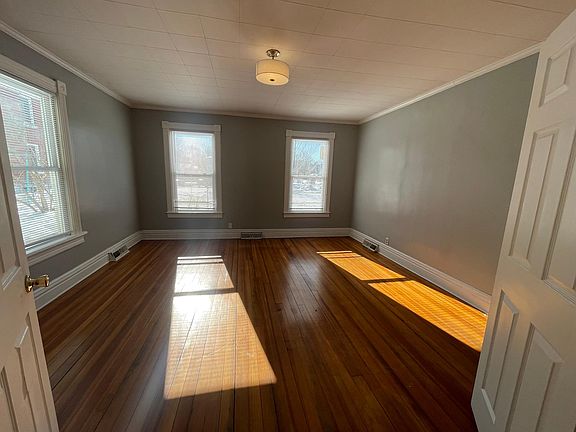5th image of 2409 4th St NE