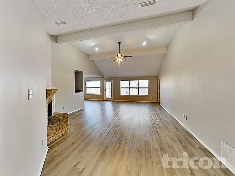 918 Elliott Dr — Photo 2