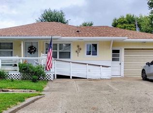 910 E 17th St, Falls City, NE 68355