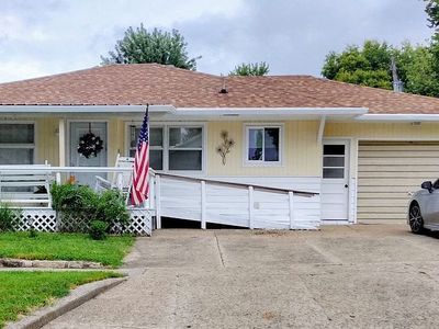910 E 17th St, Falls City, NE, 68355
