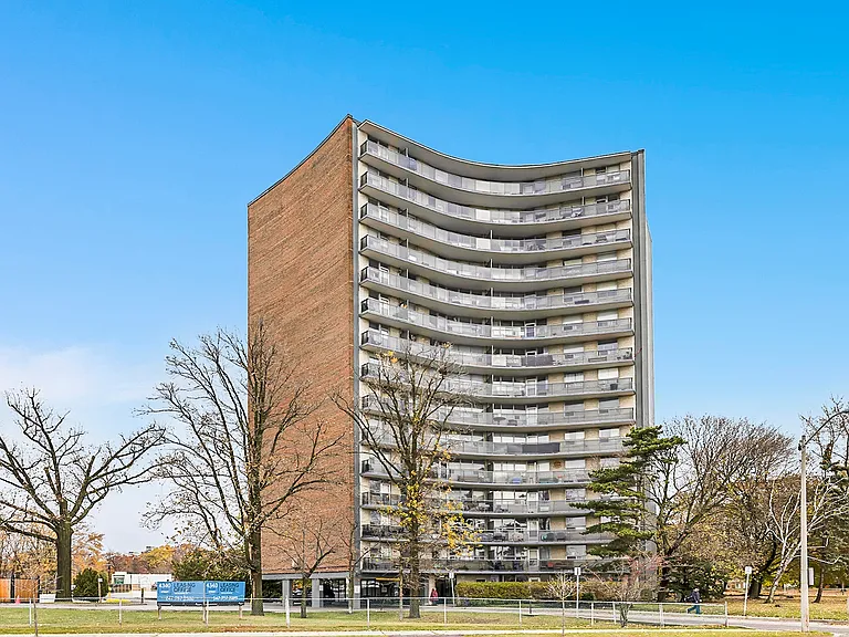 4340 Bloor St W — Photo 8