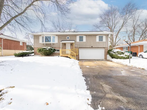 319 Arrowhead Dr, Shorewood, IL 60404