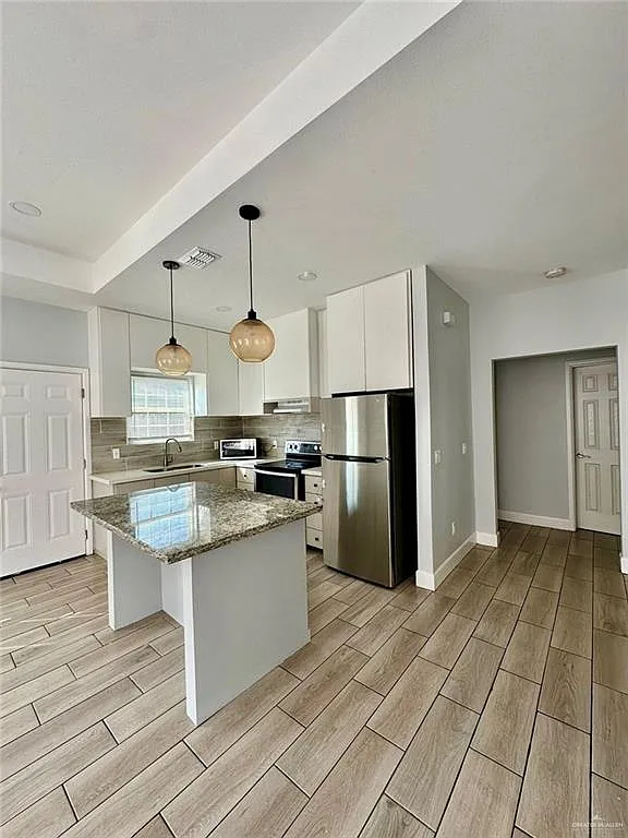 3 bed, 2.0 bath, 4278 sqft, $1,150 — Photo 3