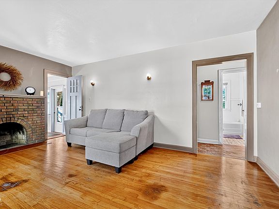 5th image of 3912 Main St