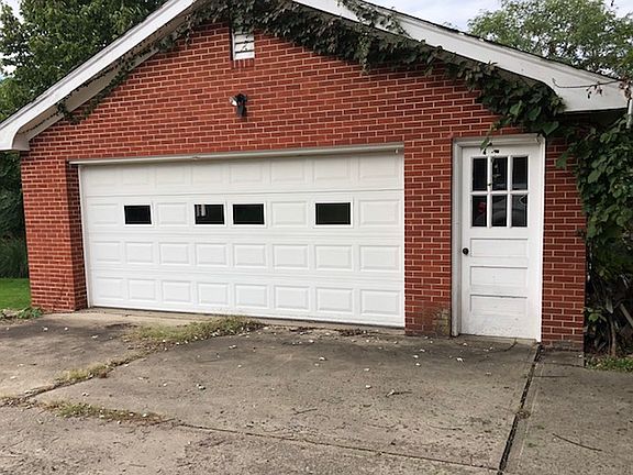 Detached 2 car w/basement