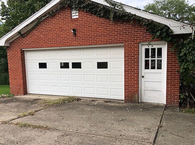 Detached 2 car w/basement