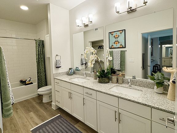 5th image of 461 E Lamar St #Townhouse 1