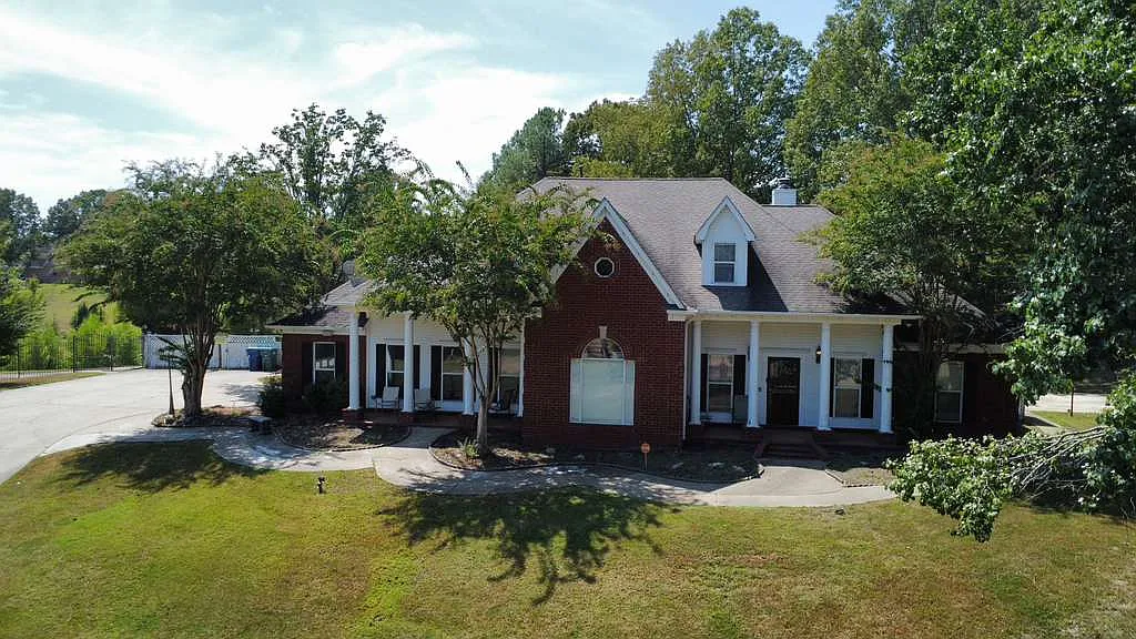 6 bed, 3.5 bath, 5631 sqft, $12,500 — Photo 3
