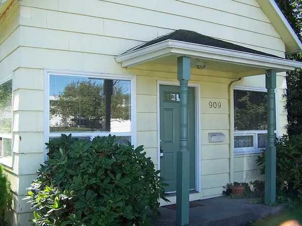 909 S 5th St, Renton, WA 98057