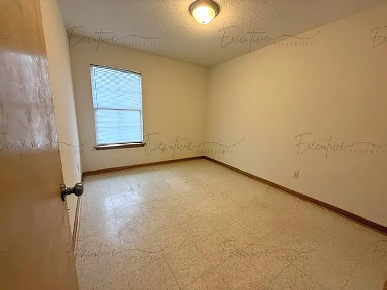2212 N Malcolm St — Photo 9