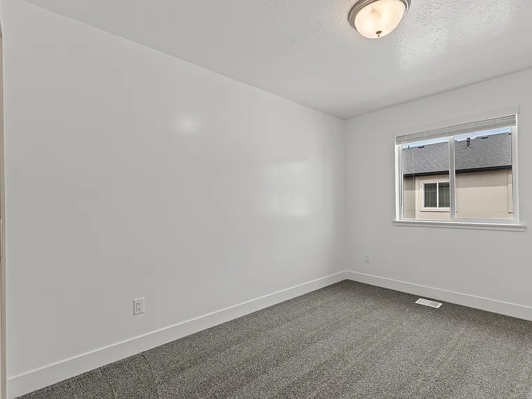 3331 S 1010 W — Photo 13
