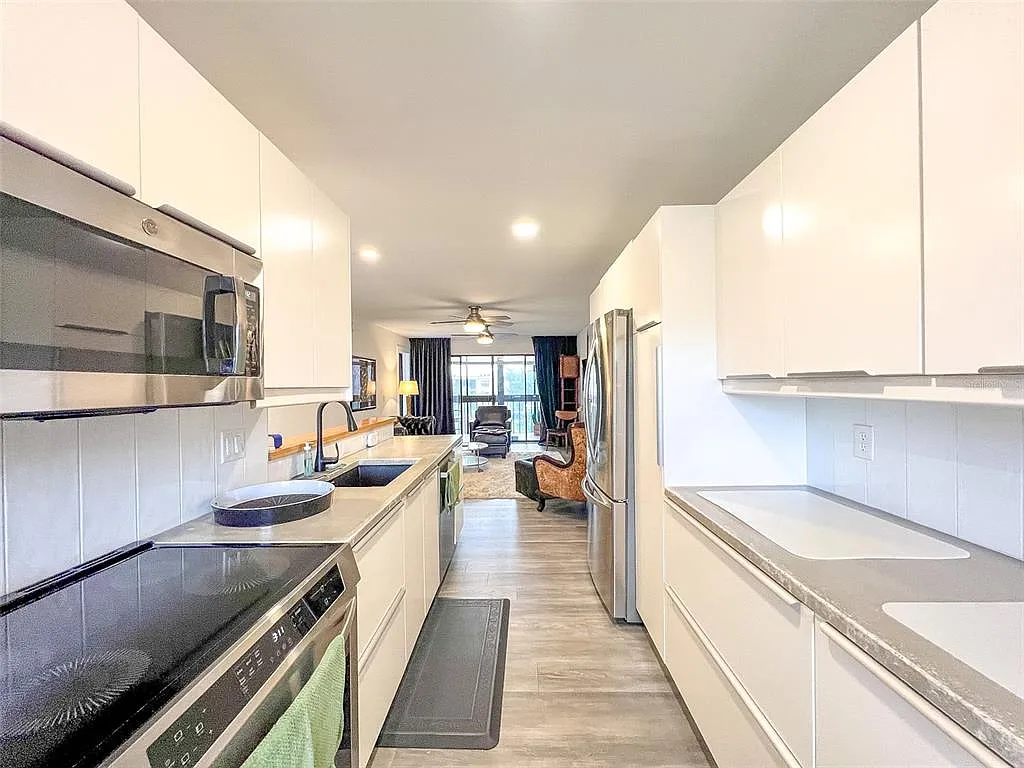 2 bed, 2.0 bath, 1001 sqft, $1,600 — Photo 3
