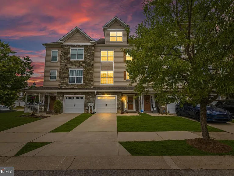 121 Polo Way — Photo 2
