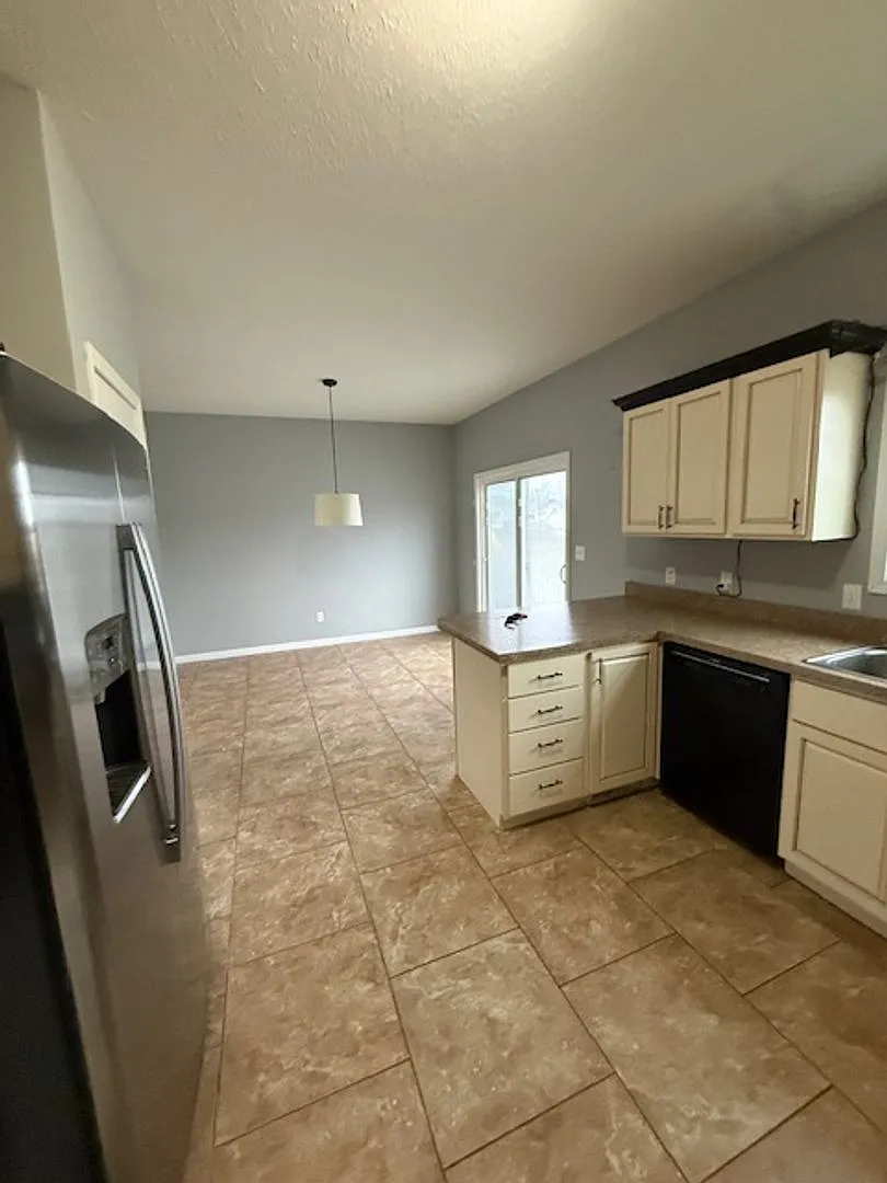 404 Dalhlia Drive — Photo 3
