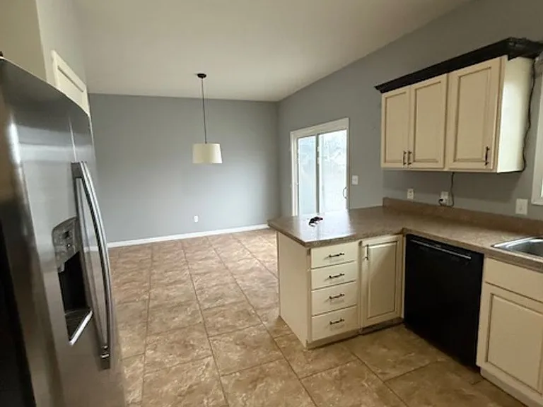404 Dalhlia Dr — Photo 3