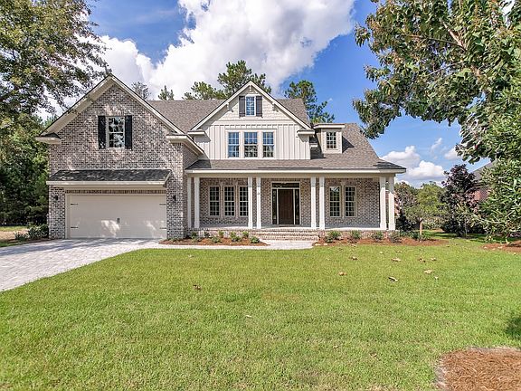 Picture of previously built Herrington Plan, colors and selections may vary