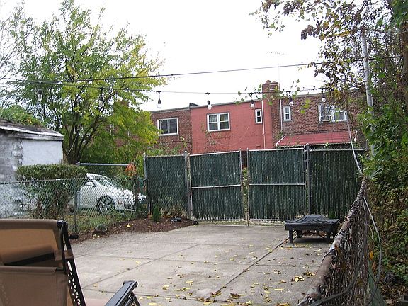 5th image of 924 E 221st St