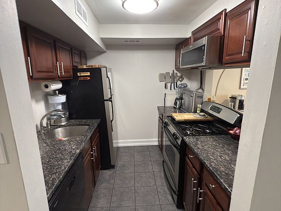 4th image of 2031 Bainbridge St Floor 2