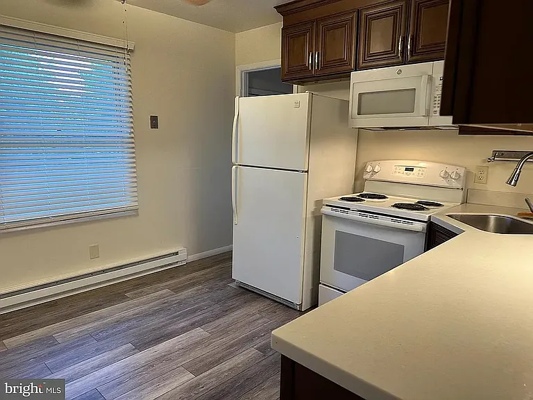 1950 Weaver St #1950 — Photo 10