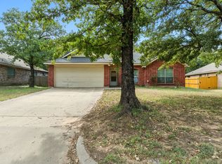 749 Oak Park Dr, Azle, TX 76020