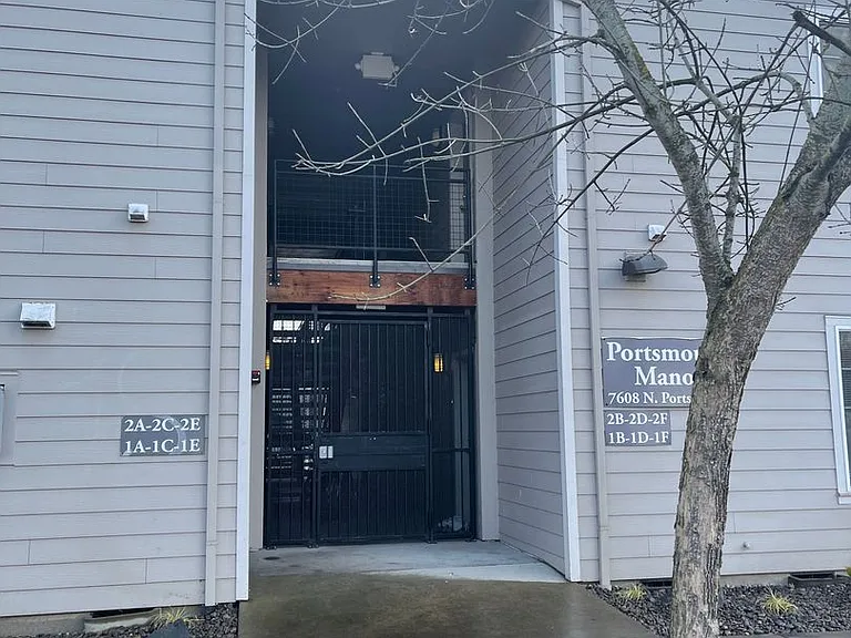 Por01 - Portsmouth Manor — Photo 15