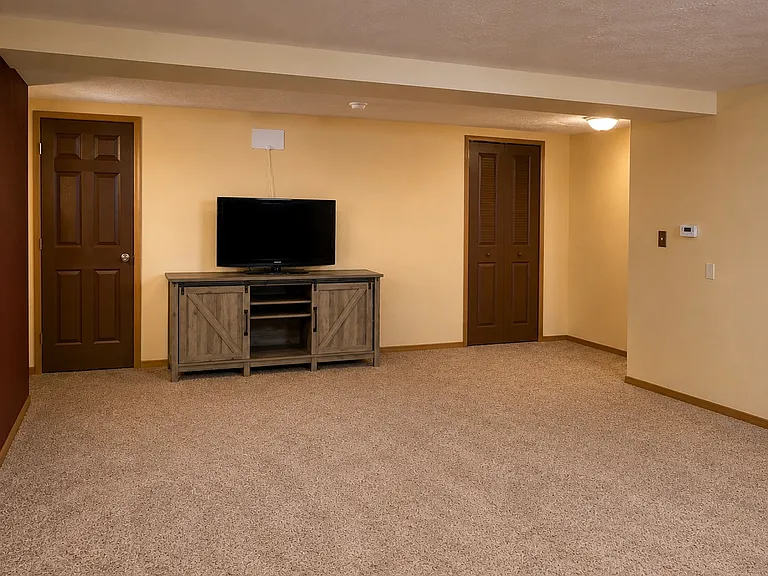 527 E Hoffman Ave — Photo 14