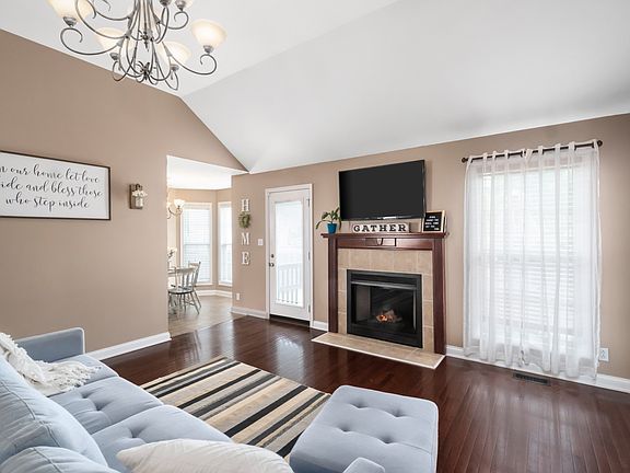 3rd image of 887 Cindy Jo Ct