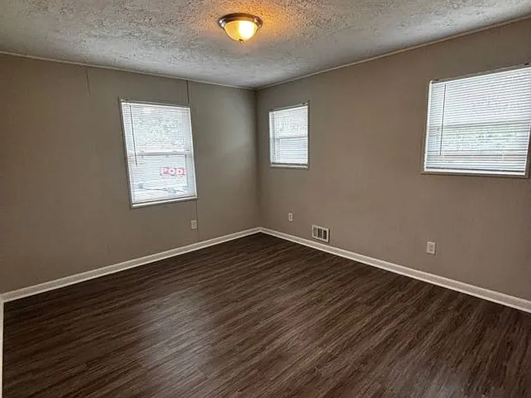 2204 Sandra Ct — Photo 10