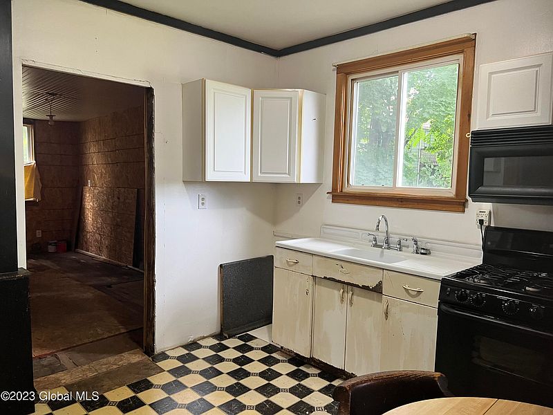 2nd image of 232 Myrtle Avenue