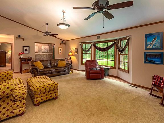 5th image of 121 Merry Acres Ln