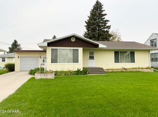 606 1st St, Langdon, ND 58249