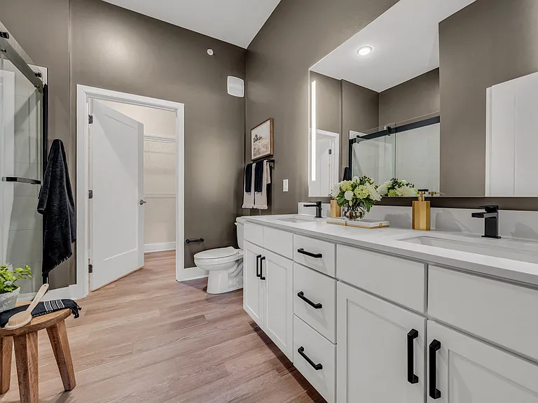 Luxe 360 on Centerpointe — Photo 8