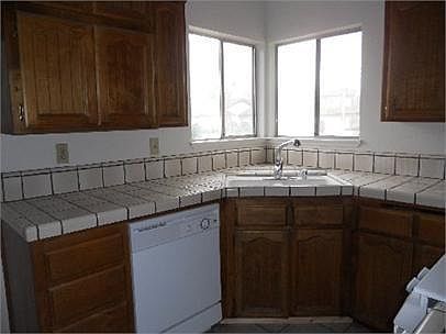 4th image of 1033 E Babcock Ave