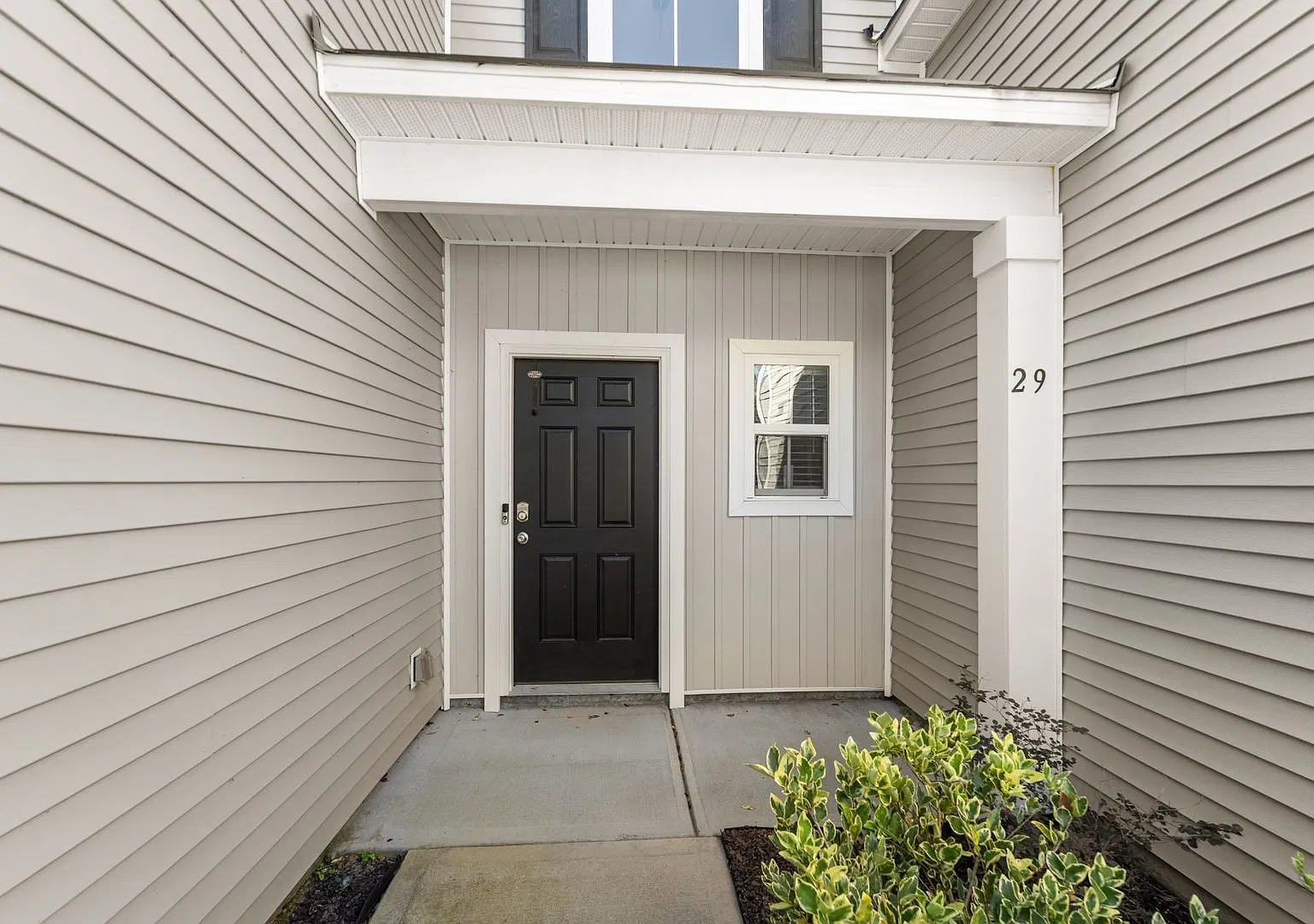 Spacious 4BR Townhome with Main-Level Primary Suite & Loft in Richmond Hill — Photo 3