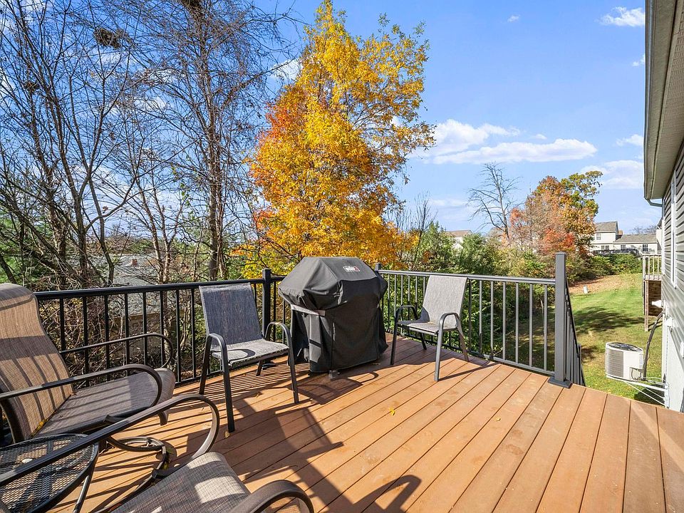 1st image of 135 Broadstone Cir W