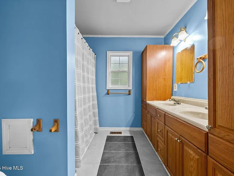 613 Maple St — Photo 11
