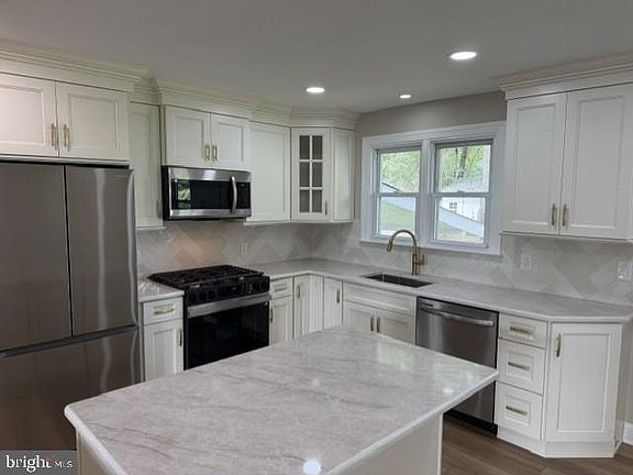 3rd image of 379 Boxwood Ln