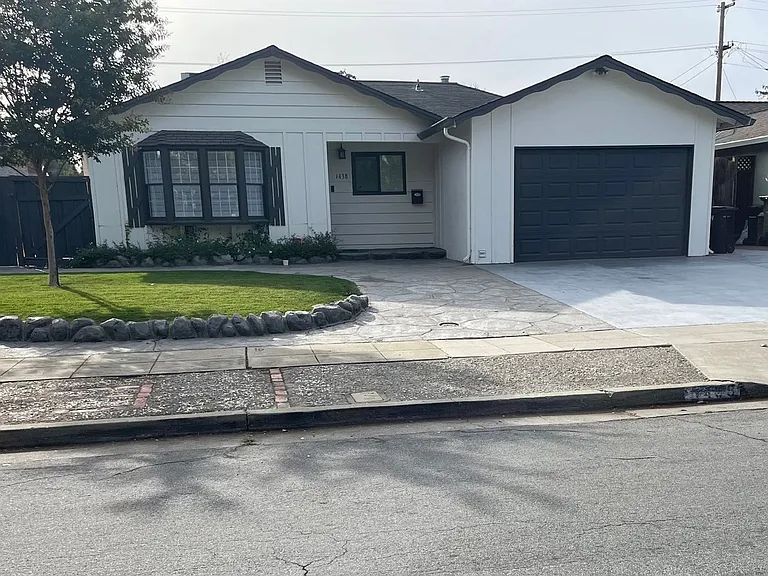 1438 Myrtle Ave — Photo 1