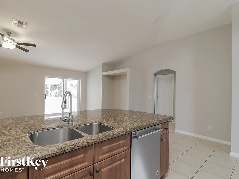 927 NW 10th Ave — Photo 5