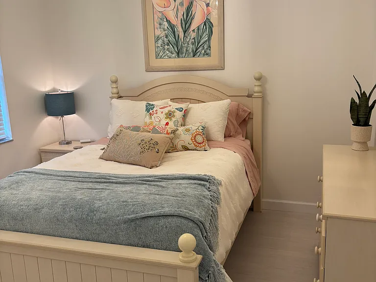 Guest bedroom with queen size bed