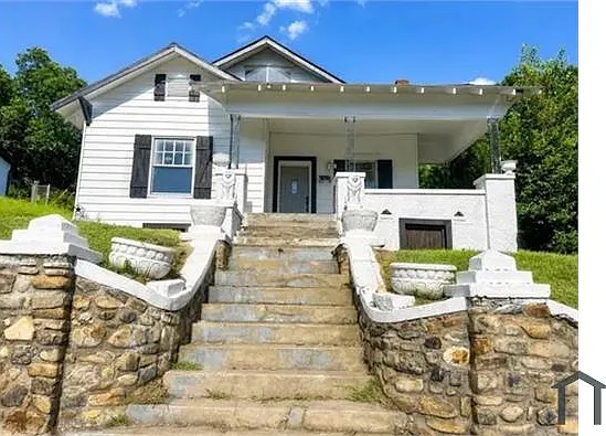 2925 S Chester St — Photo 1