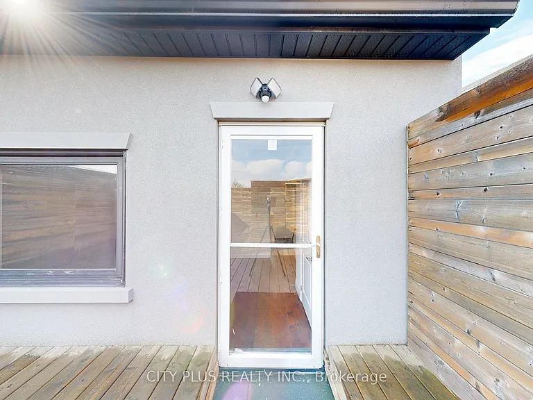 704 Bloor St W — Photo 10