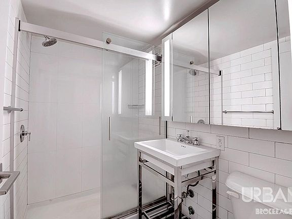 3rd image of 123 Bank St APT 370