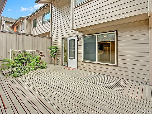 3rd image of 1035 156th Ave NE APT 27