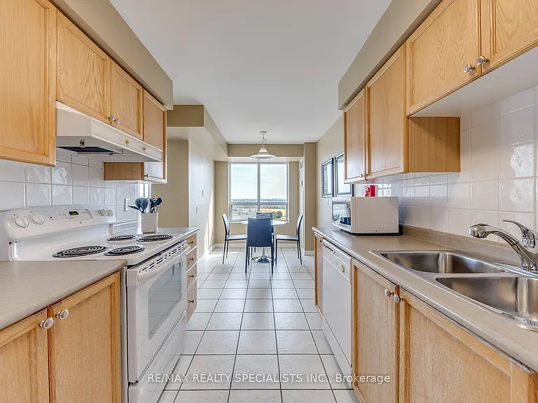25 Kingsbridge Garden Cir W #924 — Photo 14