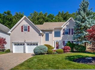 18 Red Bud Ln, Green Brook, NJ 08812