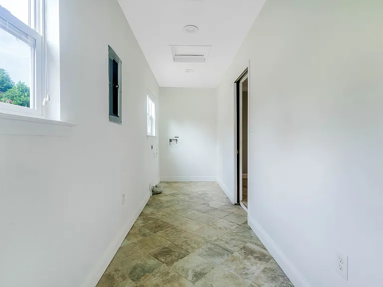 308 Hollywood Blvd SE — Photo 36