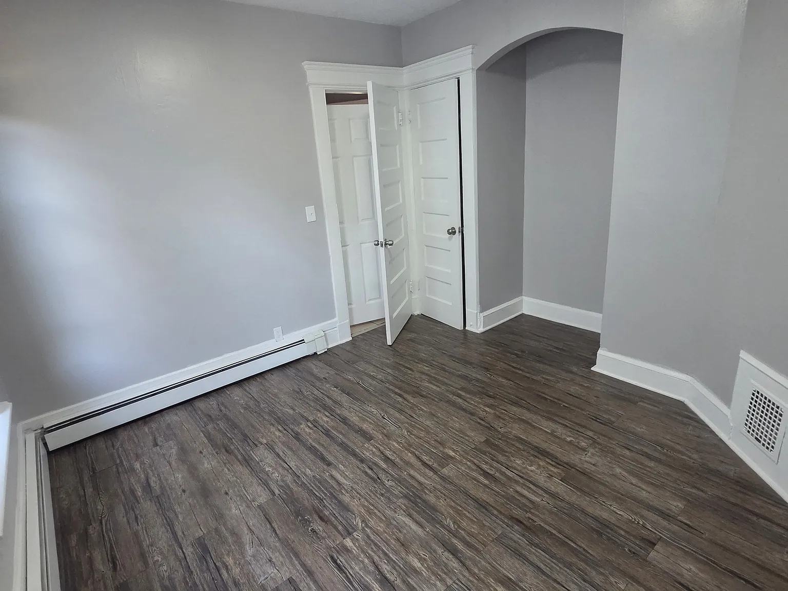 4 bed, 1.0 bath, 3592 sqft, $2,250 — Photo 4