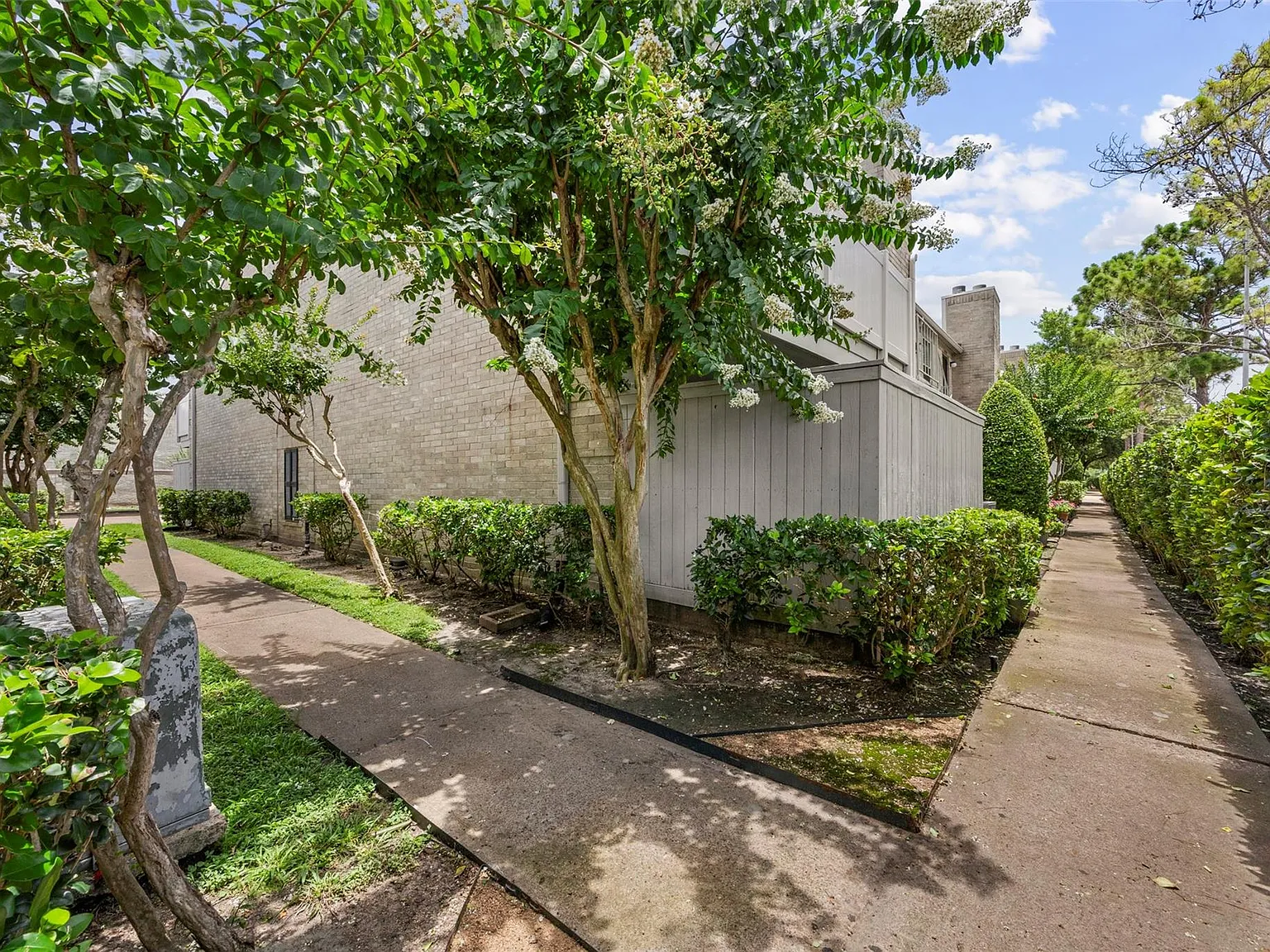 2 bed, 2.0 bath, 1014 sqft, $1,300 — Photo 3